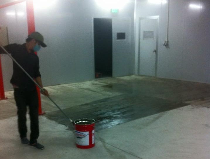 Phương pháp thi công sơn epoxy kháng hóa chất cho sàn bê tông